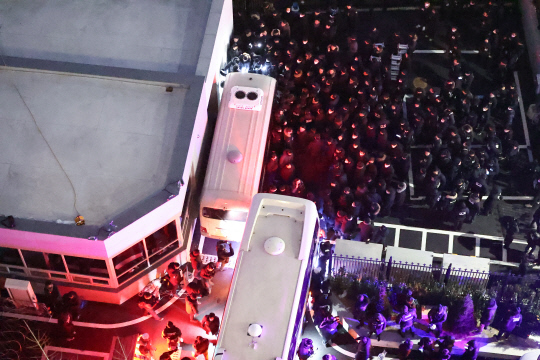 고위공직자범죄수사처(공수처)와 경찰이 윤석열 대통령에 대한 2차 체포영장 집행에 나선 15일 서울 용산구 한남동 대통령 관저 경내로 경찰 병력이 진입하고 있다.<연합뉴스 사진>